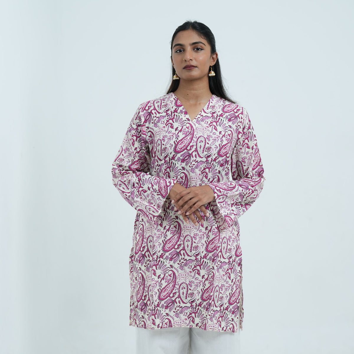 Gul Noor Knee Kurti for women featuring a white base with pink paisley prints, a V neckline, long sleeves and a knee-length straight silhouette